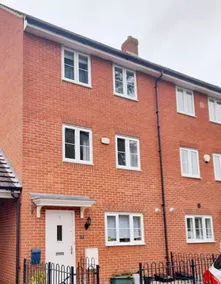 Spacious 4-Bed Home Near Park | Aylesbury |Carport - Image 3
