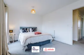Modern 5BR Home | Sleeps 10 | Perfect for Groups - Image 3