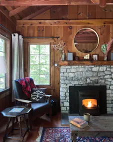Cozy vintage cabin with fireplace near hot spring - Image 3