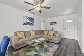 Cute house mins from DT Frisco - Image 2
