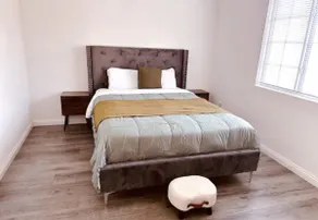 Movie Nest - 2BR - Huge Backyard w Grill - Image 3