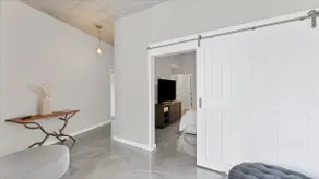 Modern 3 bedroom condo in downtown w free parking - Image 3