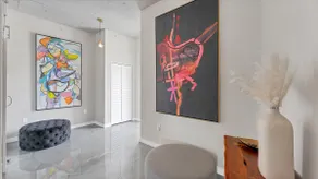 Modern 3 bedroom condo in downtown w free parking - Image 4