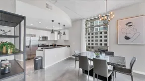 Modern 3 bedroom condo in downtown w free parking - Image 5