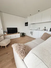 Stylish rooftop apartment near the beach - Image 2
