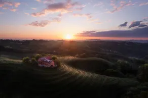 Wine Estate on Private Hill, luxury in style - Image 2