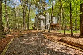 Poconos Lake House: Fire Pit, Kayaks, Pool Access! - Image 2