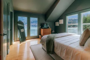 Emerald Haven: Lakeside, Hot Tub, Firepit, Kayaks - Image 4