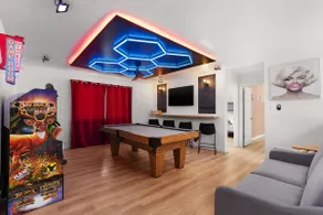 AustinCabaret-PoolJacuzzi+PoolTable+Arcade+Karaoke - Image 2