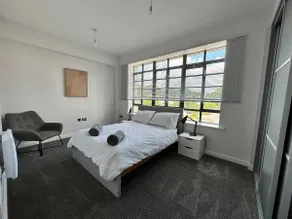 Travaal.©om - 3 Bed Serviced Apartment Farnborough - Image 5