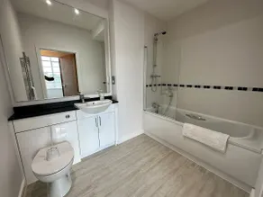 Travaal.©om - 3 Bed Serviced Apartment Farnborough - Image 4