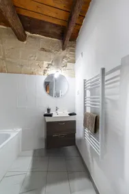 Les Arènes T2 with Bathtub – Historic Center - Image 5