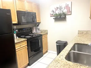 Cozy Downtown Suite in the Heart of Clermont 801 - Image 3