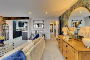 Stylish York flat with private parking - Image 5