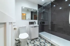 Stylish York flat with private parking - Image 4