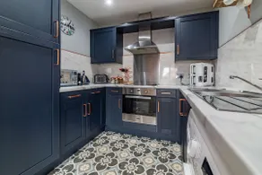 Stylish York flat with private parking - Image 2