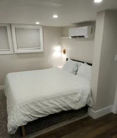 Cozy Suite King Bed Free Parking Private Entrance - Image 2
