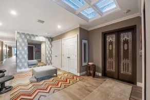 Designer's Sprawling Penthouse. 2BR, 2.5 BA PH - Image 2