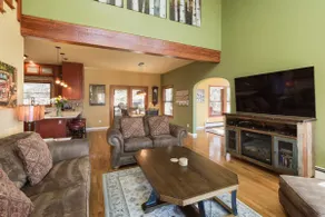 Cozy, 3 En Suite, Great location on 4.5 acres. - Image 3