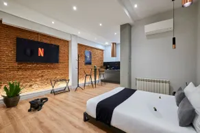 Large studio with a free-standing bathtub • Next to La Latina - Image 2