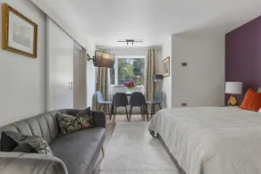 King Studio Apartment with Garden and Parking - Image 2