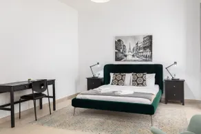 Large Home with Private Garden - Image 4