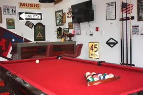 Dog friendly w/ golf cart, game room & pool access - Image 3