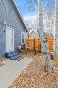 Cozy Queen, Private Bathroom and Entryway - Image 2