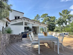 Villa with a large terrace overlooking the Bay of Cannes and the Esterel Mountains - Image 4