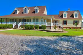 America's 250 Getaway | Pool | Busch Gdns | Wmbg - Image 3