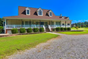 America's 250 Getaway | Pool | Busch Gdns | Wmbg - Image 4