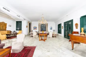 Large villa with garden and pool - Image 2