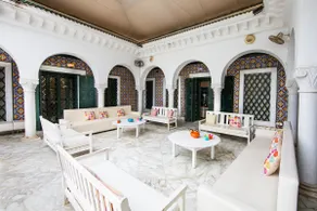 Large villa with garden and pool - Image 4