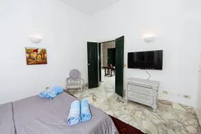 Large villa with garden and pool - Image 5