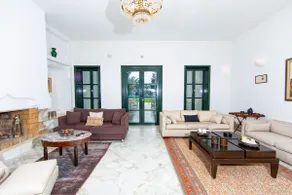Large villa with garden and pool - Image 3
