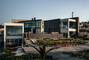 Horizon Luxury Seafront Villa - Image 2