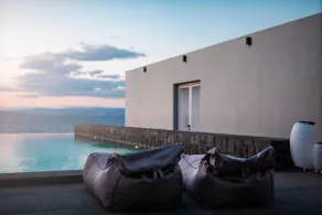 Horizon Luxury Seafront Villa - Image 3