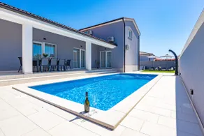 Serenity home Villa Tea with heated salted pool - Image 2
