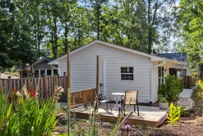 Backyard guest suite near downtown - Image 3