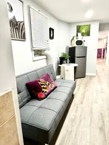 The Urban Lookout - Sleek Studio Mins to NYC - Image 3