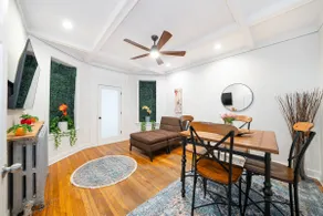 Stylish 2BR Andersonville — Walk to Lake & Cafés - Image 3