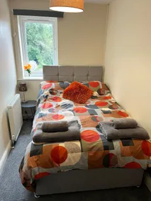 Claygate Place - Entire 2 Bed House, Off Street Parking - Perfect For Holiday Breaks or Contractors - Image 4