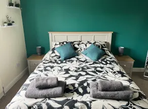 Claygate Place - Entire 2 Bed House, Off Street Parking - Perfect For Holiday Breaks or Contractors - Image 3