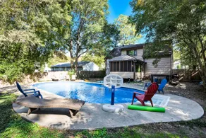 Gorgeous Charlotte pool house - Image 2