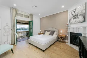 Waterfront Stylish & Charming Retreat - Image 2