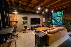 Stylish Industrial Loft - Historic Gastown - Image 3