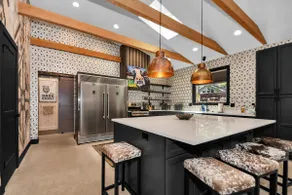 luxe new buffalo lodge, hot tub, 12m walk to beach - Image 5