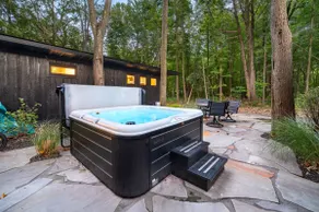 luxe new buffalo lodge, hot tub, 12m walk to beach - Image 2