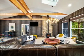 luxe new buffalo lodge, hot tub, 12m walk to beach - Image 3