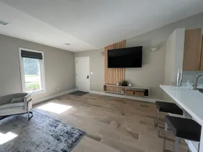 Crystal Rose is a spacious modern home w/ garage - Image 3